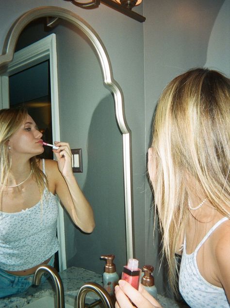 Mirror Getting Ready Aesthetic, Mirror Pic Inspo Aesthetic, Lip Gloss Mirror Pic, Lip Gloss Picture Ideas, Mirror Insta Pics, Lip Gloss Aesthetic Pics, Profile Picture Inspo Instagram, Candids Pics, Candid Pics Aesthetic