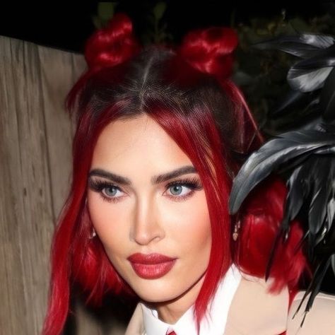 Light Yagami And Ryuk, Red Hair Spray, Ronze Hair, Selfie Outfits, Kendall Jenner Halloween, Megan Fox Hair, Fantasy Hair Color, Megan Denise Fox, Makeup Spray