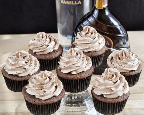 Martini Cupcakes, Booze Cupcakes, Alcoholic Hot Chocolate, Boozy Cupcakes Recipes, Martini Cake, Martini Flavors, Espresso Cupcakes, Beach Dessert, Wine Cupcakes