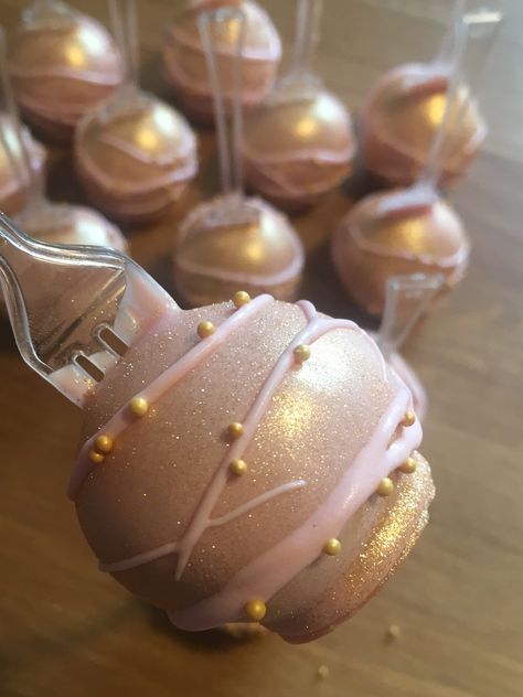 Loving the rose gold cake pops Rose Gold Cake Pops, Gold Cake Pops, Rose Gold Cake, Soap Wedding Favors, Pumpkin Recipes Dessert, Rose Gold Party, Gold Cake, Gold Baby Showers, Gold Party