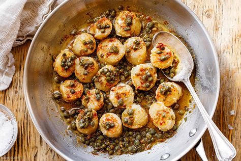 Pan-Seared Sea Scallops Recipe with Butter Sauce – How to Cook Sea Scallops — Eatwell101 Sea Scallop Recipes, Sea Scallops Recipe, Caper Butter Sauce, Carbs Meals, Xyngular Recipes, Caper Butter, Chicken Breast Casserole, Steak And Broccoli, Scallops Recipe