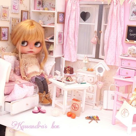 Blythe House, Tiny Spoon, Cottage Cozy, Cozy Den, Kawaii Doll, Fluffy Blanket, Googly Eyes, Blythe Clothes, Fluffy Blankets