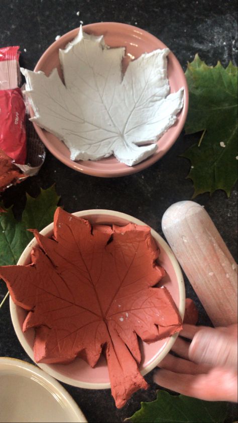 Leaf Clay Dish, Ceramic Leaves, Air Drying Clay, Autumn Craft, Clay Christmas Decorations, Ceramics Pottery Bowls, Diy Bowl, Polymer Clay Flower Jewelry, Autumn Tea