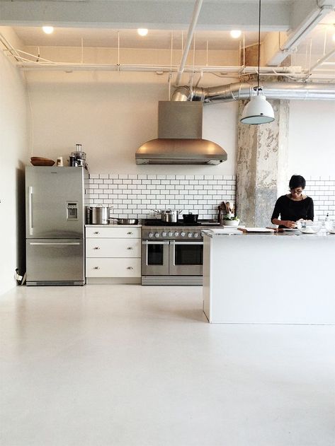 commercial kitchen.  like the simple materials--subway tile backsplash with dark grout, high end appliances, clean lines, set up for real cooking Kitchen Loft, Loft Kitchen, Industrial Style Kitchen, Industrial Kitchen, Commercial Kitchen, Modern Bathroom Design, Kitchen Space, Kitchen Styling, Modern Industrial