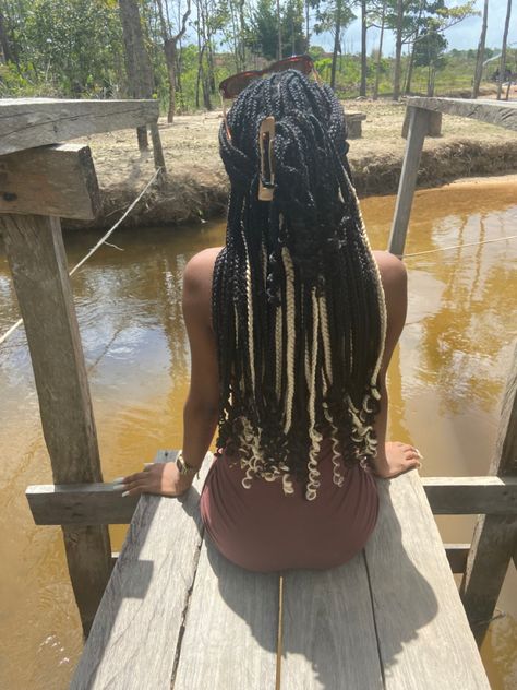 Peek A Boo Box Braids Black And Blonde, Braid Peek A Boo, Peak A Boo Locks, Peak A Boo Braids Blonde, Blond Peak A Boo, Black Braids With Blonde Underneath, Black And Blonde Box Braids Peek A Boo, Knotless Braids Peak A Boo, Blonde Peek A Boo Braids