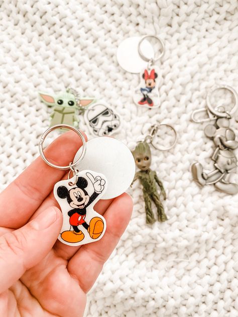 Disney Key Chains Diy, Shrinky Dink Tips, Diy Shrinky Dink Ornaments, How To Make Shrinky Dink Key Chains, Shrinky Dink Keychain Ideas, Shrinky Dink Earrings Diy, Shrinky Dink Bookmark, Shrinks Dink Keychain, Diy Shrinky Dink Keychain