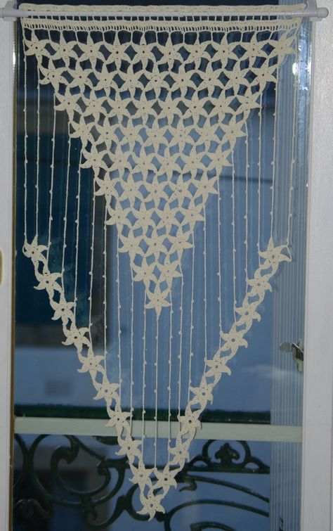 Il parait que j'ai des goûts ringards, j'aime les rideaux en crochet. Quoique maintenant, c'est devenu ringard de dire ringard, on dit... Crochet Curtain Pattern, Beau Crochet, Crochet Curtains, Crochet Home Decor, Lace Curtains, Crochet For Home, Curtain Patterns, Curtain Designs, Crochet Rug