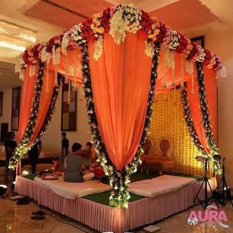 Fere Mandap Decoration, Weeding Decoration Mandap, Small Mandap Decoration, Phera Mandap Decor Night, Phera Mandap Decor Indoor, Phere Mandap Decoration, Simple Mandap Design, Simple Mandap Decor Indian, Phera Mandap Decor