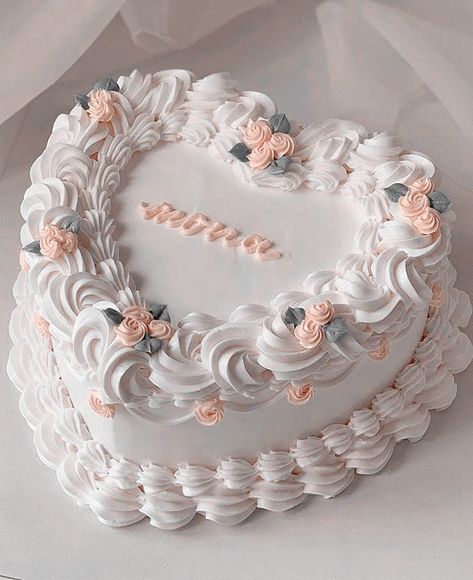 Elegant Heart Cake, Vintage Cake Round, Cute Cakes Aesthetic, Round Vintage Cake, Round Cake Designs, White Heart Cake, Heart Cake Designs, Vintage Cake Decorating, Victorian Cakes