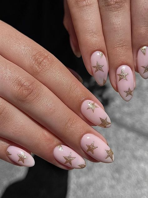 17 Glimmering New Years Nails That'll Have You Party-Ready - Brit + Co Star Nails, New Year's Nails, Xmas Nails, Dream Nails, Funky Nails, Makati, Short Acrylic Nails, Gold Nails, Cute Acrylic Nails