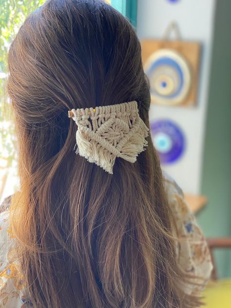 Diy Macrame Hair Accessories, Macrame Hair Clips, Diy Hairclips Ideas, Macrame Accessories Ideas, Hair Accessories Handmade, Macrame Accessories Diy, Macrame Hair Accessories, Macrame Hair Clip, Macrame Headbands