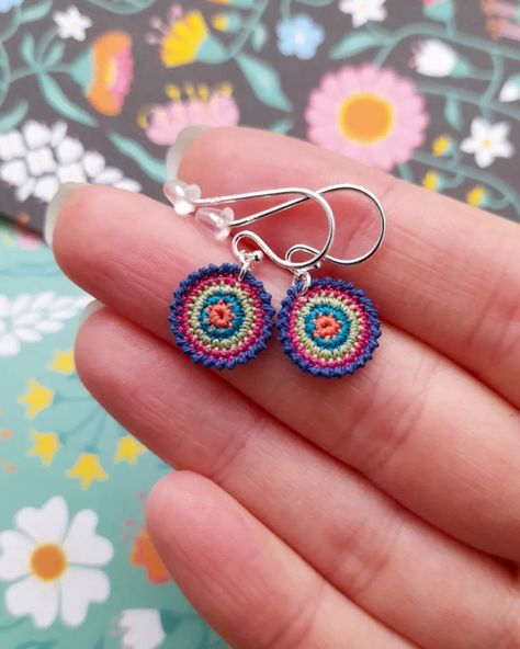 I love these diddy circles! These were a 3-busses-at-once pair of earrings in my Etsy shop, they weren't really noticed for a long time… | Instagram Microcrochet Patterns Free, Micro Crochet Pattern Free, Micro Crochet Earrings, Modern Haken, Crochet Bracelet Pattern, Micro Crochet, Earrings Patterns, Crochet Jewelry Patterns, Crochet Earrings Pattern