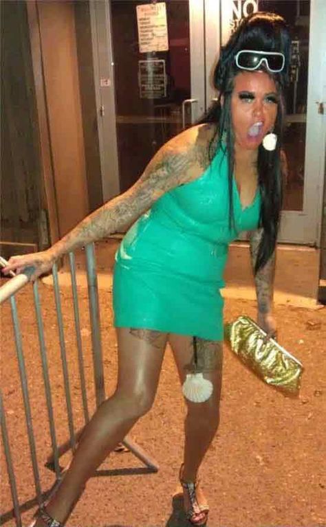 Drunk woman outside of bar with clam hanging out of her dress. Big hair, bad tattoos, hammered Bad Family Photos, Funny Family Photos, Funny Photos Of People, Vintage Outfits Men, Worst Album Covers, Creepy Photos, Drunk Humor, Awkward Family Photos, Vintage Halloween Costume