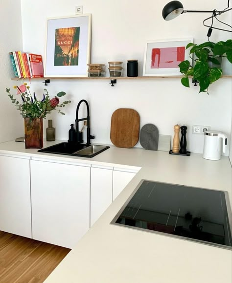 Clean Apartment Kitchen, Apartment Inspiration Kitchen, Kitchen Small Ideas, Little Apartment Ideas, Apartment Kitchen Inspiration, Small Kitchen Apartment, Simple White Kitchen, Interior Design Small Apartment, Kitchen Apartment Decor