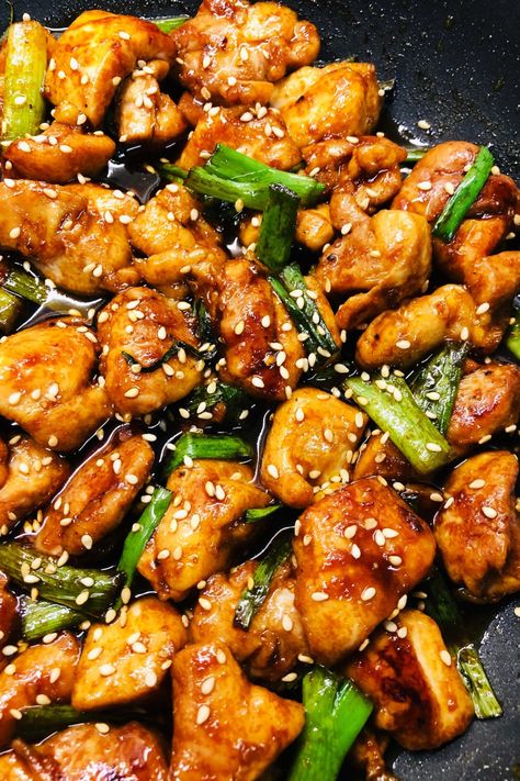 chicken bites in a wok Honey Sriracha Chicken Bites, Honey Siracha Chicken Meal Prep Bowls, Honey Sriracha Chicken And Broccoli, Honey Sriracha Chicken Bowl, Stick Chicken Recipes, Recipes With Sriracha, Baked Chicken Bites Recipes, Sriracha Chicken Recipes, Chili Honey Chicken