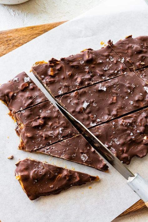 Date Bark Recipe, Date Snickers Bars, Date Bark, Dates With Peanut Butter, Date Peanut Butter, Peanut Butter Chocolate Bark, Snickers Bars Recipe, Peanut Butter Bark, Chocolate Bark Recipe