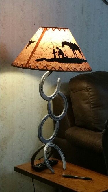 Horse Shoe Lamp, Horseshoe Lamp, Horseshoe Crafts Projects, Welding Crafts, Welding Cart, Horseshoe Crafts, Welding Art Projects, Horse Shoes, Horseshoe Art