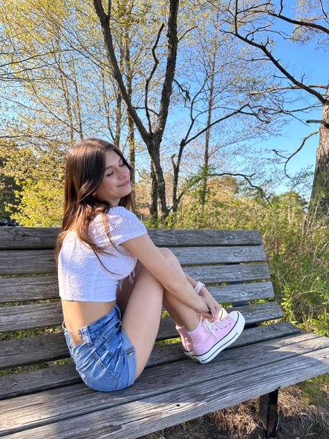 Pink converse, photo idea, bench photo idea, nature, woods Lavender Converse Outfit, Light Pink Converse Outfit, Converse Pink Outfit, How To Style Pink Converse, Pink Converse Outfit Aesthetic, Pink Converse Outfit Ideas, Converse Low Tops Outfit, Pink Converse Aesthetic, Low Converse Outfit