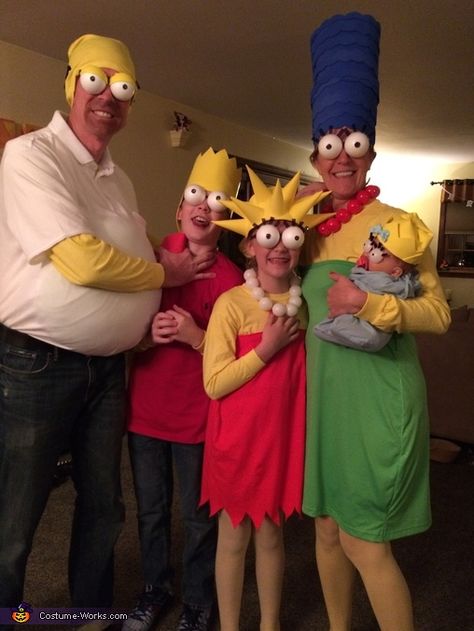 Elaine: After watching the Simpsons, we decided to be them for halloween!I bought white long sleeve t-shirts and dyed them yellow for our skin. I bought foam sheets for Bart, Lisa... Homer Simpson Costume, Marge Simpson Costume, Simpsons Costumes, Family Costumes Diy, Simpsons Halloween, Minnie Mouse Costume, Homemade Costume, Adornos Halloween, Adult Halloween Party