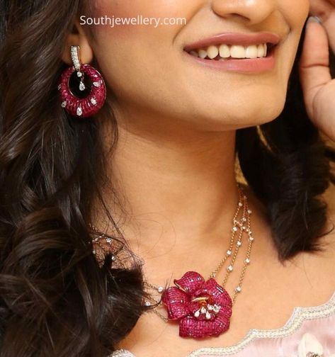 Ruby Diamond Earrings, Delicate Diamond Necklace, Ruby Jewelry Necklaces, 22 Carat Gold Jewellery, Jewellery South Indian, Latest Indian Jewellery, Rubies And Diamonds, Diamond Pendants Designs, Gold Jewelry Simple Necklace