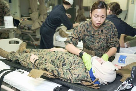 Hospital Corpsman 2nd Class Tracie Marie SanJuan secures the bandages of a participant in a mass casualty drill aboard the amphibious assault ship USS Bonhomme Richard. These training scenarios are important to keep our Sailors ready for any situation. You can learn more about the training that a Hospital Corpsman receives here. #AmericasNavy #USNavy #Navy navy.com A Woman In The Hospital, Hospital Corpsman, Navy Nurse Corps, Military Nurse, Military Doctors Pictures, Navy Hospital Corpsman, Navy Corpsman, Army Medic, Military Female Soldier