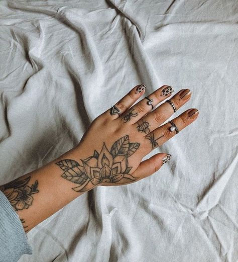 Wrist Hand Tattoo, Tattoo Main, Unique Hand Tattoos, Science Tattoos, Hand And Finger Tattoos, Pretty Hand Tattoos, Hand Tats, Hand Tattoos For Women, Wrist Tattoos For Women