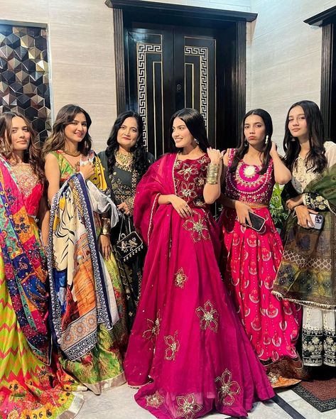 Pakistani Wedding Outfits Sisters Bridesmaid Dresses, Pakistani Wedding Outfits Sisters, Mehendi Brides, Iqra Kanwal, Dress For Bride Sister, Pikachu Girl, Mehendi Dresses, Ramadan Photos, Bridesmaid Poses