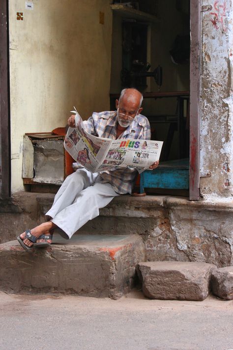 Ahmedabad Old City Photography, City Reference Photo, Old Man Reading Newspaper, Newspaper Reading, Reading Outside, Old Man Portrait, City Life Photography, Reading Newspaper, Green Tea Face