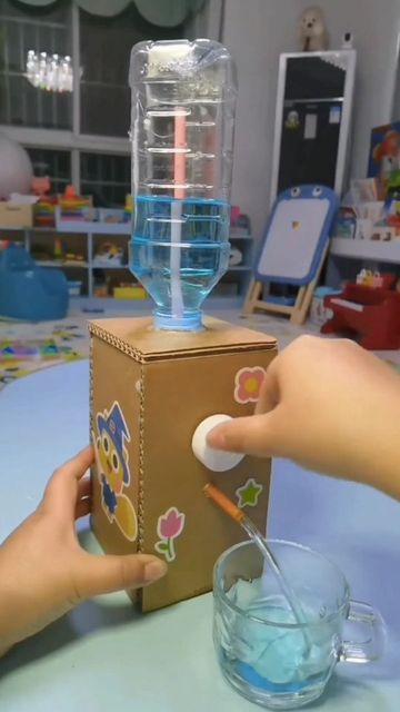 Kids Craft and Art on Instagram: "Video by @kids_craft_and_art" Kraftangan Prasekolah, Organizator Grafic, مشروعات العلوم, Diy Science Experiments, Cardboard Crafts Diy, Paper Craft Videos, Science Projects For Kids, Kraf Diy, Diy Science