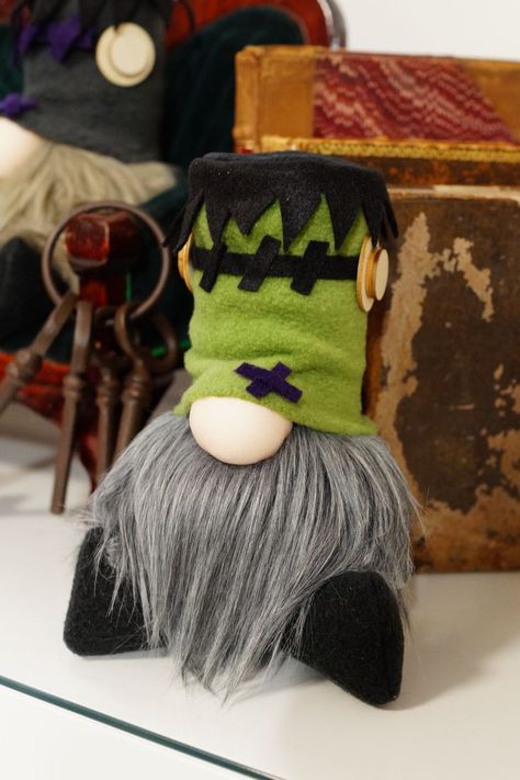 Frankensten gnome Frankenstein Gnome, Frankenstein Craft, Purple Stitch, Gnome Halloween, Halloween Gnomes, Fall Decor Diy Crafts, Cute Gnomes, Halloween Sewing, Halloween Gnome