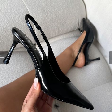 Libra Rising, Black Court Shoes, Dr Shoes, Shoes Heels Classy, Heels Outfits, Heels Classy, Girly Shoes, Shoe Inspo, Pointed Heels