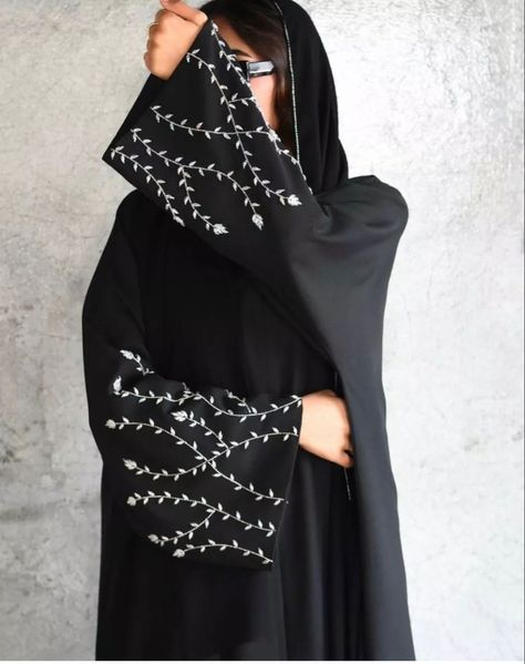 Abaya Nakab, Designer Burkha, Fancy Abaya Designs, Black Burkha, Embroidery Abaya Design, College Kurti, Abaya Burkha, Abaya Embroidery, Trending Embroidery