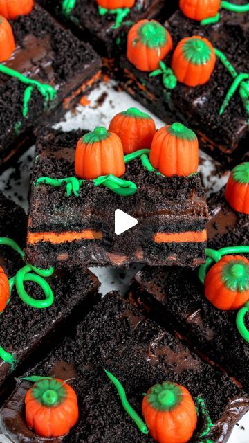 Emily | My Messy Kitchen on Instagram: "Ring in October by making these Halloween Oreo Brownies 🎃 

✨click the link in my bio above to find the recipe or comment ‘recipe’ below and I will send you the link! 

#mymessykitchenn #easyrecipes #foodblogger #brownies #oreos #halloween" Oreo Halloween Desserts, Halloween Brownies, Halloween Oreos, Instagram Ring, Cream Cheese Topping, Oreo Brownies, Messy Kitchen, Halloween Recipes, Fall Halloween