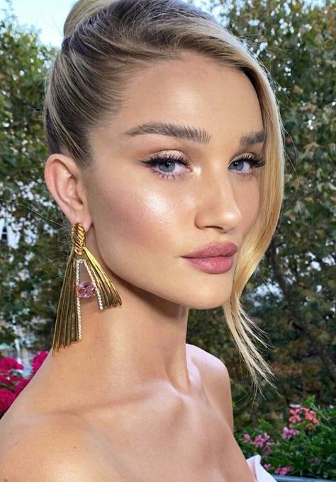 Rosie Huntington Whiteley Makeup, Rosie Huntington Whiteley Hair, Bridal Makeup Natural, Formal Makeup, Smink Inspiration, Rosie Huntington, Braut Make-up, Huntington Whiteley, Rosie Huntington Whiteley