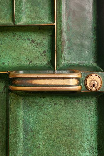 Ivy House, Door Detail, Eero Saarinen, Green Door, Doors And Hardware, Brass Door, Door Knockers, Color Textures, Door Knobs