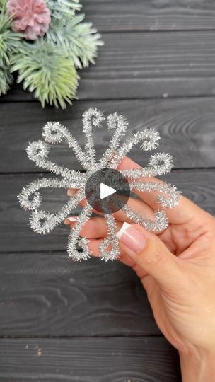 Snow Flakes Decoration Ideas, Snow Flacks, Crafts 2024, Easy Christmas Craft, Snow Flakes Diy, Pipe Cleaner Crafts, Studio Diy, Snow Flakes, Pipe Cleaners