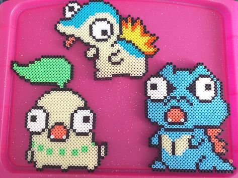 Shaan Taylor on Instagram: “Derpy johto starter pokemon.  I just had to do it  I ❤ derpy pokemon join me lets make a derpy pokedex hehehe. Took me a while to come up…” Derpy Pokemon Perler Beads, Derpy Pokemon, Alakazam Pokemon, Hama Beads Pokemon, Starter Pokemon, Pokemon Cross Stitch, Modele Pixel Art, Pokemon Bead, Hamma Beads Ideas