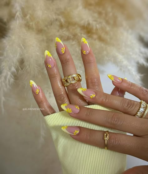 30 Gemini Nail Looks That Embody the Air Sign's Essence Pearl Polish Nails, Almond Nails With Colored Tips, Nails Art Ete, Uñas Color Lima, Yellow Flower Nails, Nails Verano, French Almond, Neon Yellow Nails, Yellow Nail Art