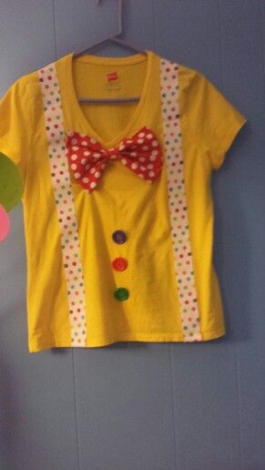 Ladies DIY Clown t-shirt for circus party Circus Costume Diy, Clown Costume Diy, Diy Girls Costumes, Diy Fantasia, Halloween Kids Costumes Girls, Halloween Circus, Clown Party, Clown Clothes, Halloween Clown