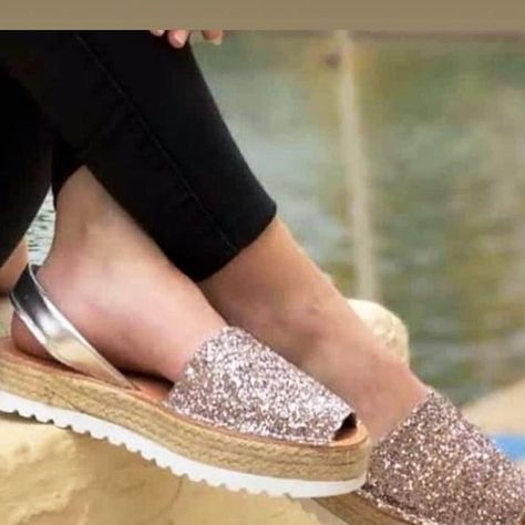 𝐀𝐧𝐧 ‘𝐬 𝐎𝐧𝐥𝐢𝐧𝐞 𝐒𝐡𝐨𝐩 on Instagram: “Avarca Glitter Rosa Palo Alta #miavarca #avarcasrd #avarcas #avarcasandals #avarcalovers #mujer #annsonlineshop #shoesaddict #sandals…” Glitter Rosa, Flat Espadrille, Espadrilles, Online Shop, Glitter, Sandals, On Instagram, Instagram