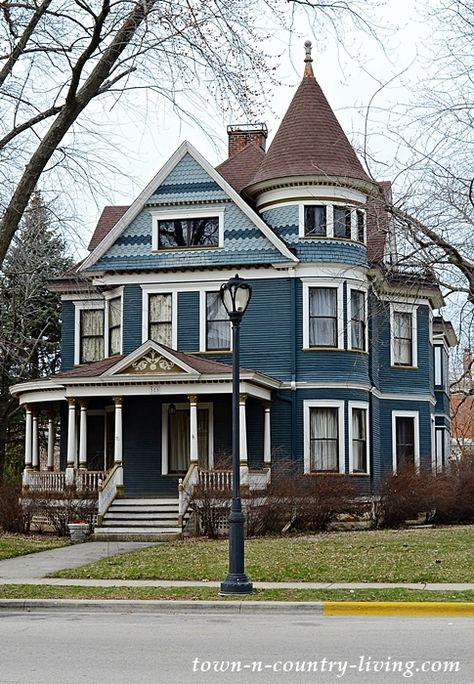 Victorian House Colors, Victorian Homes Exterior, Aurora Illinois, Shen Yun, Queen Anne House, Older Homes, Victorian Exterior, Historic Homes For Sale, Old Victorian Homes