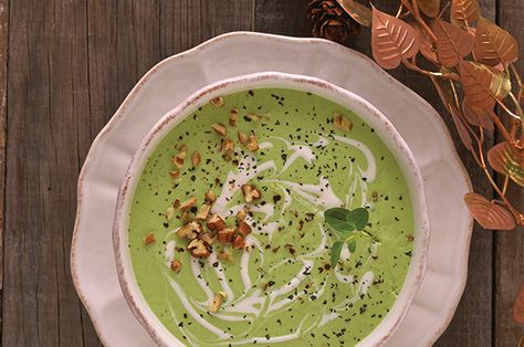 Lúcete con esta deliciosa crema de cilantro con nuez, ideal para un menú navideño. ¡Fácil de preparar, te va a encantar! Cilantro, Guacamole, Hummus, Dessert Recipes, Food And Drink, Ethnic Recipes, Desert Recipes