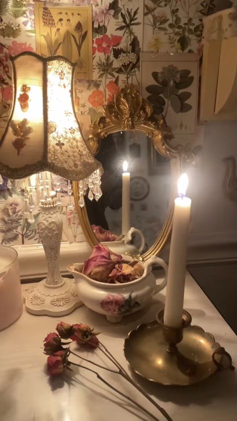 White Witch Room Aesthetic, Victorian Room Aesthetic, Dream Room Decor, Light Academia Cottagecore, Coquette Core, Vintage Room Decor, Girly Room, Aesthetic Rooms, Pretty Room