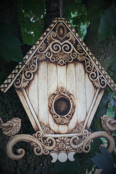 Fancy Birdhouses, Hand Painted Birdhouses, Wood Burning Patterns Stencil, Pyrography Ideas, Wood Burn Designs, Woodburning Projects, Bird Houses Painted, Birdhouse Designs, Wood Burning Ideas