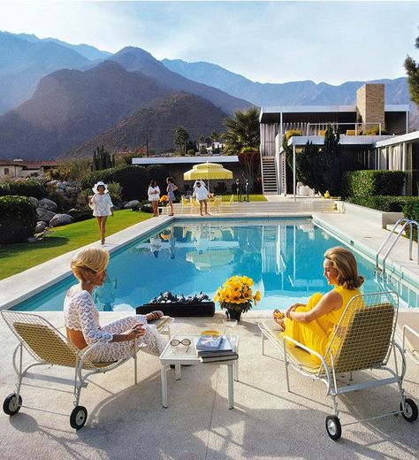 Oh how we wish we could live in Slim Aarons' world of opulent, sun-bathing jet-setters. Starting in California in the 1950s, Aarons captured the lavish lifestyles of the beautiful young things frolicking in the world's most stunning locales.  Decades later, his iconic images make us long for lazy summer days by the pool, bikinis, martinis and Brigitte Bardot. Palm Springs Design, Slim Aaron, Slim Aarons Photography, Slim Aarons Photos, Slim Aarons Prints, Kaufmann House, Slim Aarons Poolside, Poolside Glamour, Living Pool