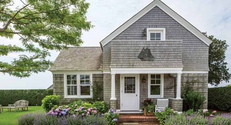 Nantucket Cottage Exterior, Nantucket Style Homes Exterior, Nantucket Interior, Hidden Cottage, Vintage Cottage Style, Nantucket Style Homes, Nantucket Cottage, Cottage Journal, Cape Cod Cottage