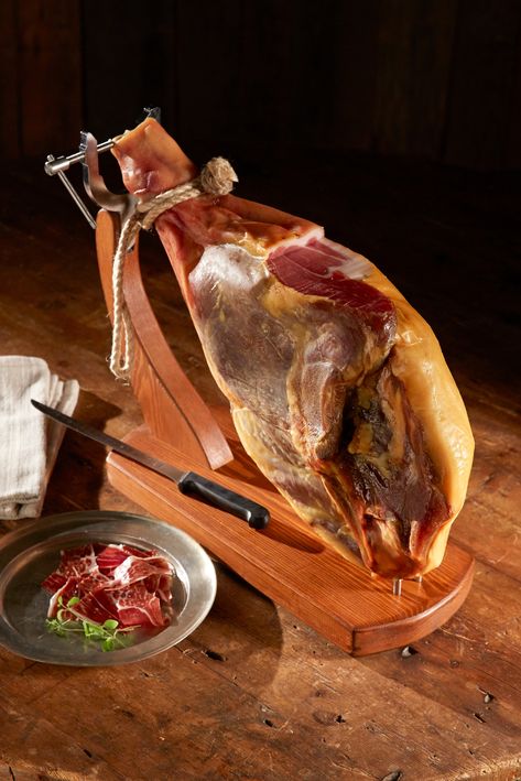 Preserve Meat, Spanish Ham, Iberico Ham, Whole Ham, Serrano Ham, Spanish Foods, Cool Recipes, Spanish Cuisine, Sliced Ham