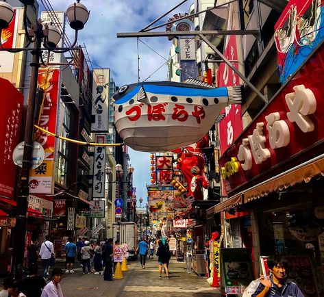 Are you looking for tasty streetfood in Osaka? Look no further than Dōtombori. All the best street food in Osaka, and perhaps even in Japan, can be found there.⁣⁣ 📷 japan_sin_filtro⁣⁣ Osaka Dotonbori, Osaka Street, Dotonbori Osaka, Photos Of Japan, Osaka Food, Tokyo Osaka, Japan Guide, Trip To Japan, Food Street