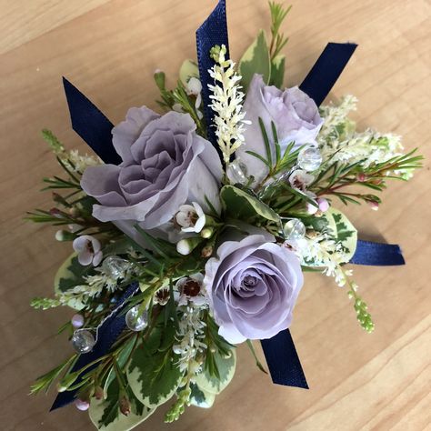 Prom Flowers Corsage Purple, Prom Boutineer Ideas, Boutineer Ideas Prom, Prom Wrist Corsage Ideas, Prom Corsage Ideas, Prom Corsage Pink, Prom Corsage Diy, Corsage Diy, Diy Wrist Corsage