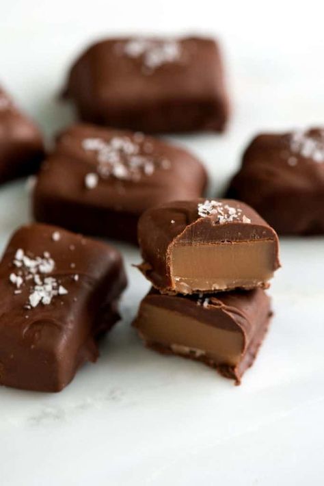 Chocolate Covered Caramels, Dessert Aux Fruits, Christmas Candy Recipes, Salted Chocolate, Caramel Recipes, Think Food, Homemade Candies, Chocolate Caramels, Candy Desserts